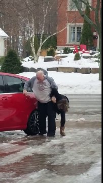 Monter dans sa voiture sur un sol gelé par le verglas.. FAIL