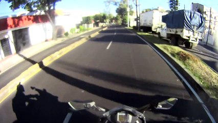 Descargar video: Ce conducteur n'a pas vu le motard... Et bim grosse gamelle!