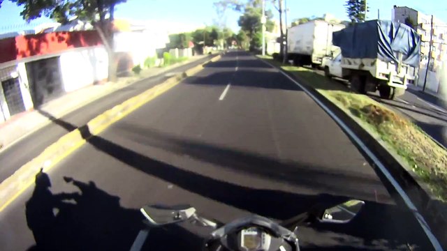 Ce conducteur n'a pas vu le motard... Et bim grosse gamelle!