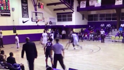 Derek Harper (1,80 m) claque le poster de l'année !