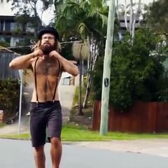 Barbudo buenorro bailando sobre un skate, tienes que verlo