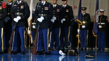 Un soldat s'évanouit pendant le discours d'adieu aux armées d'Obama