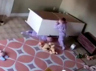 Public Buzz : A deux ans, il parvient à sauver son frère jumeau coincé sous une commode !