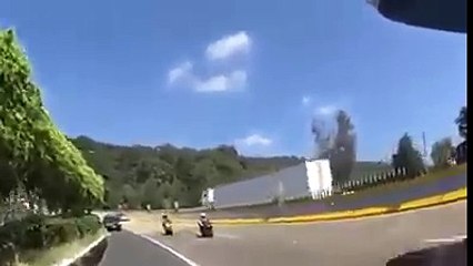 Un motard roule beaucoup trop vite et percute un terre plein centrale