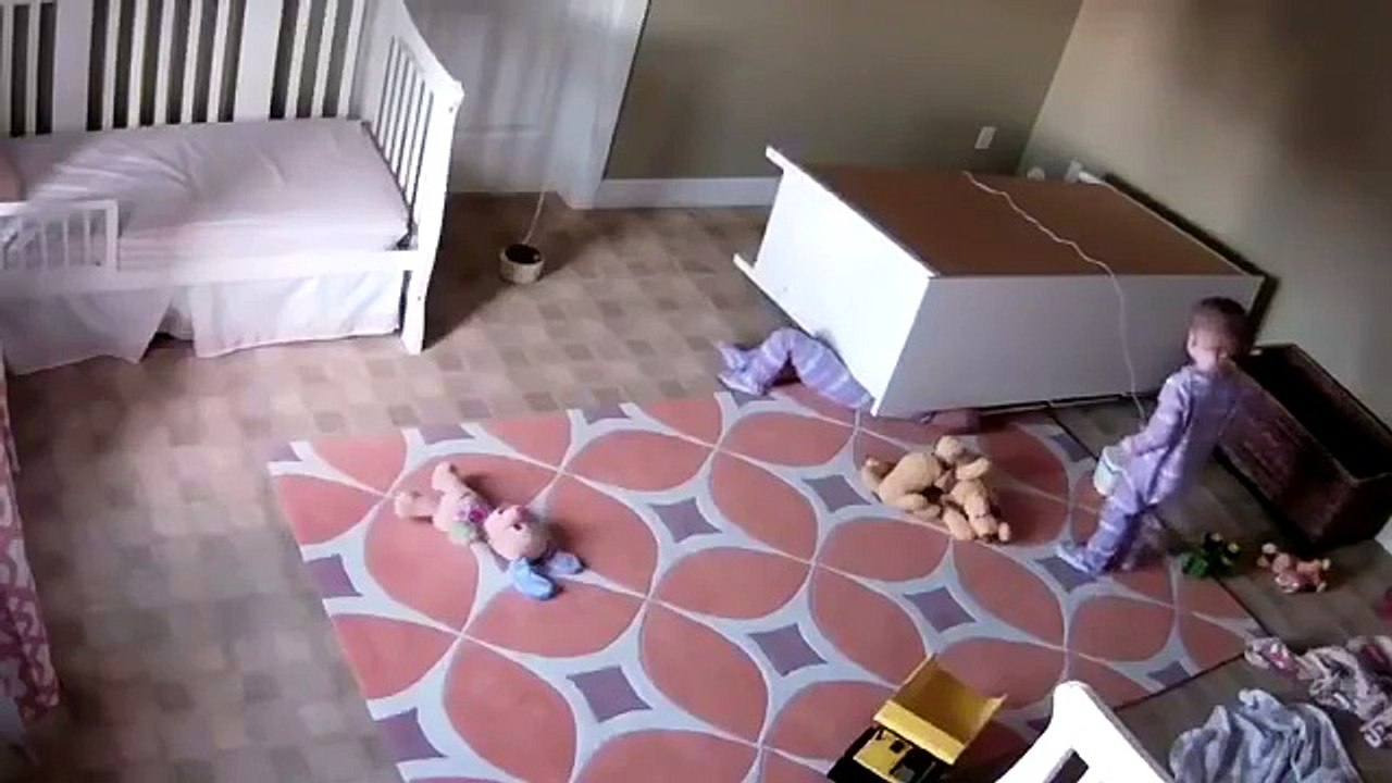 increible fijate como este niño de solo 2 años salva a su hermano de la muerte