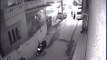 Deux hommes en scooters agressent une femme à Bangalore - Révoltant