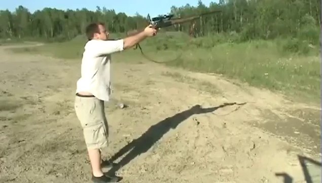 Un débile tire avec un fusil... KO!