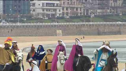 El paseo a caballo de los Reyes Magos por la playa de La Concha