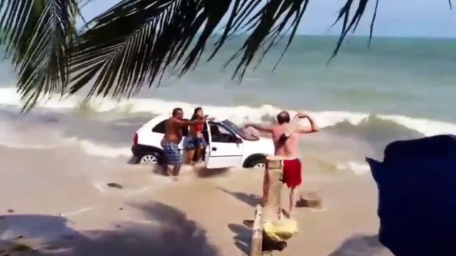Un homme explose le pare-brise d'une voiture car elle roule sur la plage !