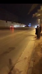 Un jeune fait un gros drift en pleine rue et se crashe violemment !