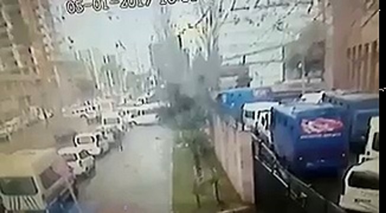 Momenti i shperthimit ne Izmir (pamje nga kamerat e sigurise) 2