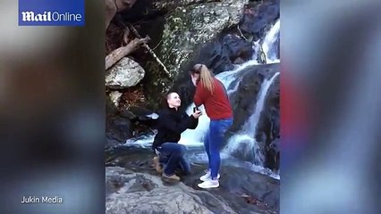 La bague de cette demande en mariage tombe dans la cascade