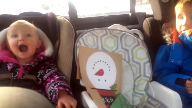 Un petit garçon essaie de converser avec sa petite sœur, mais ne reçoit que des « Fuck » à la figure