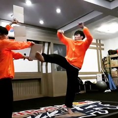 Il explose 3 planches avec un triple coup de pied à 540° !