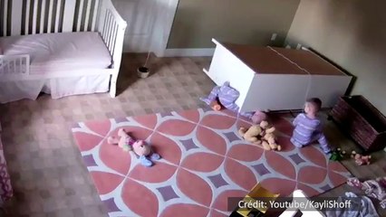 Il sauve son jumeau coincé sous une commode