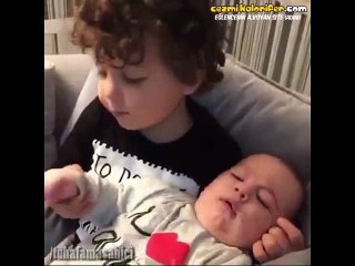 Ağlayan Kardeşini Tatlı Tatlı Sakinleştirmeye Çalışan Abi