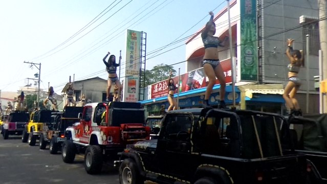 Prestation très spéciale de danseuses lors d'un cortège funéraire