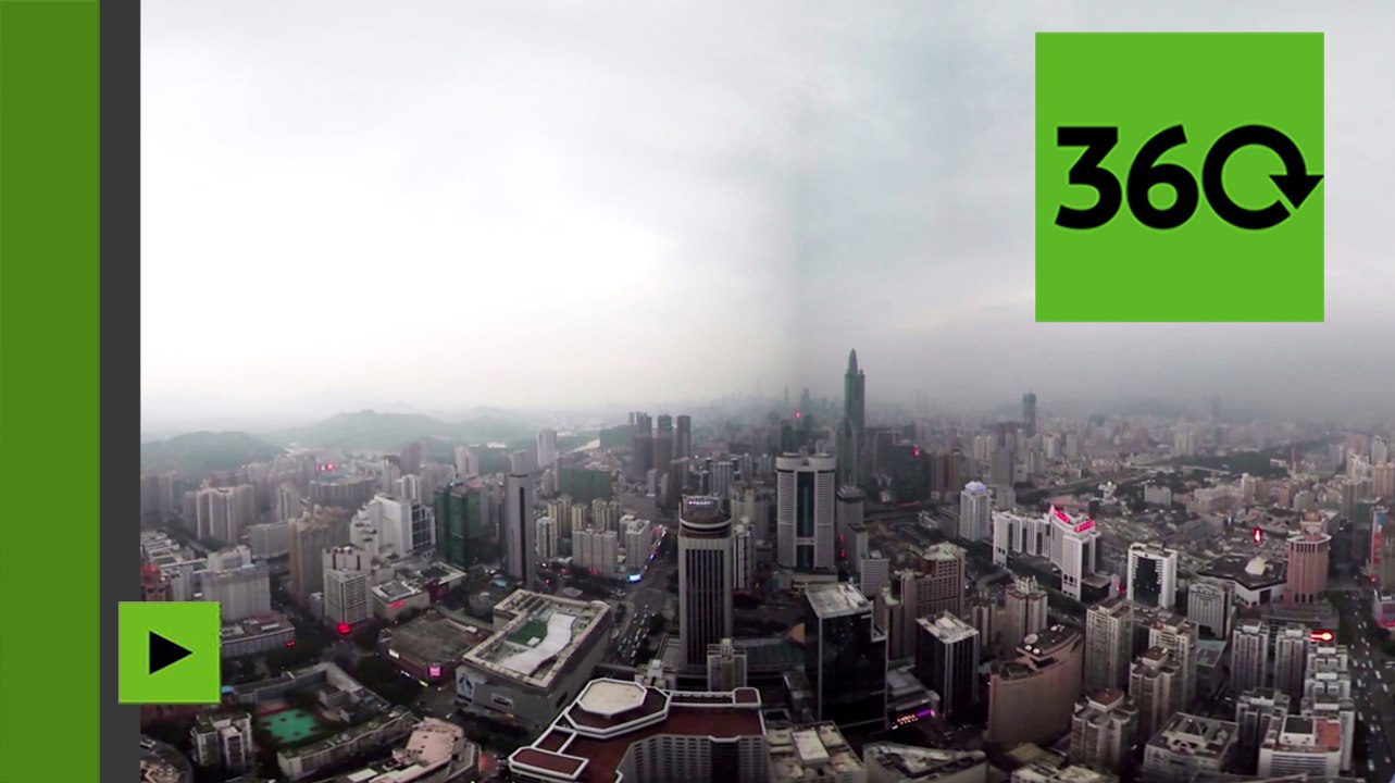 A une hauteur vertigineuse, des « roofers » russes gravissent un gratte-ciel en Chine