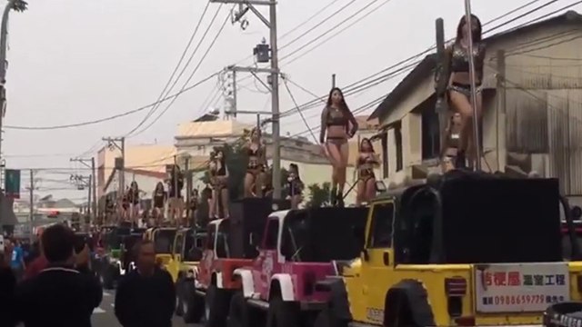 Des danseuses de pole dance pour le cortège funéraire d'un homme