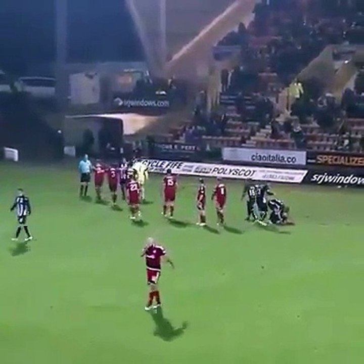 Guarda-redes defendeu dois pénaltis em menos de 1 minuto durante jogo de futebol