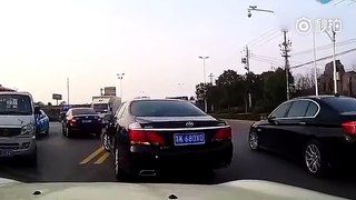 VIDEO - A taiat calea unui bizon cu BMW. Ce a patit