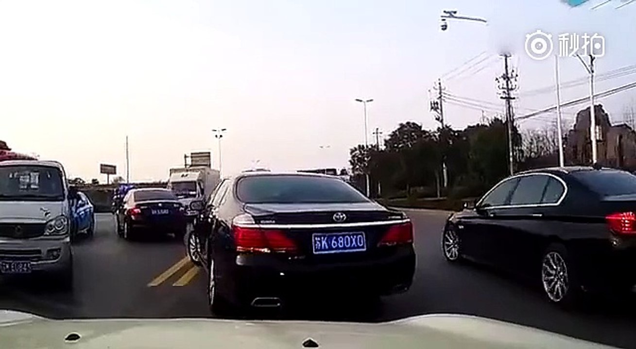 VIDEO - A taiat calea unui bizon cu BMW. Ce a patit