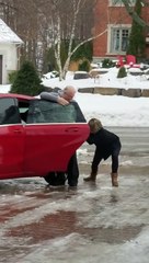 Cette femme ne parvient pas à s’installer dans sa voiture en raison du sol verglacé (hilarant !)