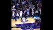 Le joueur de NBA Russell Westbrook envoie un ballon dans la tête d'un arbitre