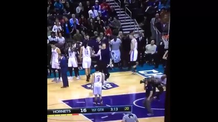 Le joueur de NBA Russell Westbrook envoie un ballon dans la tête d'un arbitre