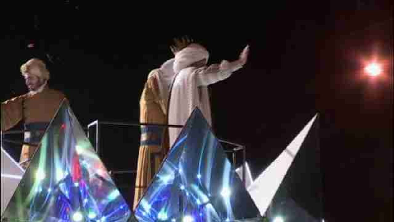 Los Reyes Magos recuperan su vestimenta clásica en la cabalgata de Madrid