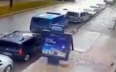 İzmir'deki kahraman polisimizin hainleri vurduğu an