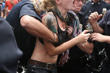 Girls Crazy fight on Public Place