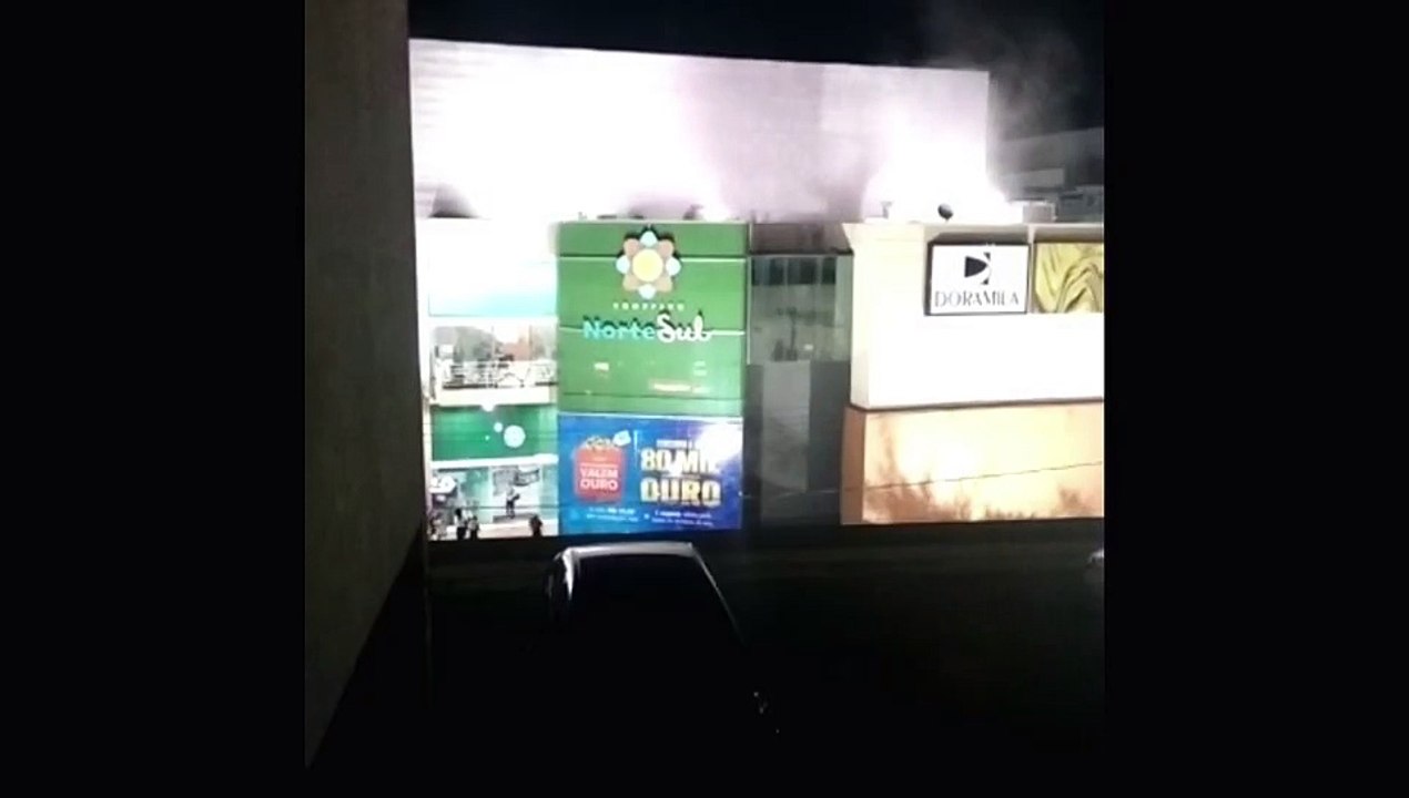 Incêndio assusta clientes e funcionários de sho...