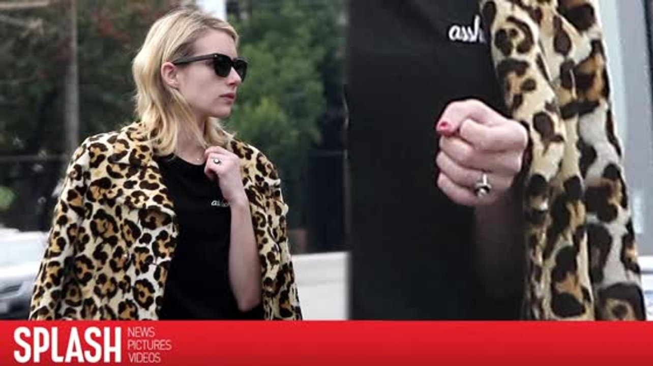 Emma roberts' großer ring lässt vermuten, dass sie mit evan peters verlobt ist.