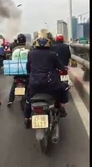 Xe máy bốc cháy tại Hà Nội