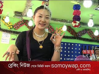 বাণিজ্য মেলায় গয়নার স্টলগুলোতে দর্শনার্থীদের ভিড়