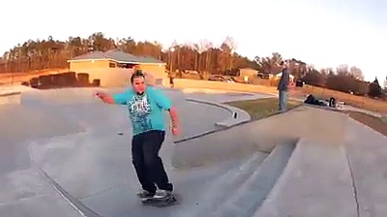 Un homme de 150 kg maîtrise bien le skatebord