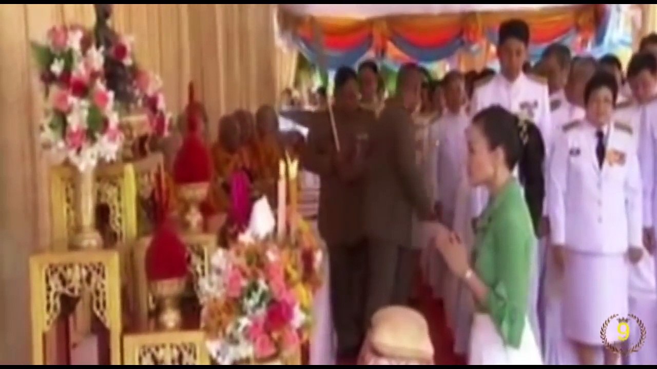 ท่านผู้หญิงศรีรัศมิ์ สุวะดี ลูบท้องหญิงตั้งครรภ์-Oa66uNho9pg