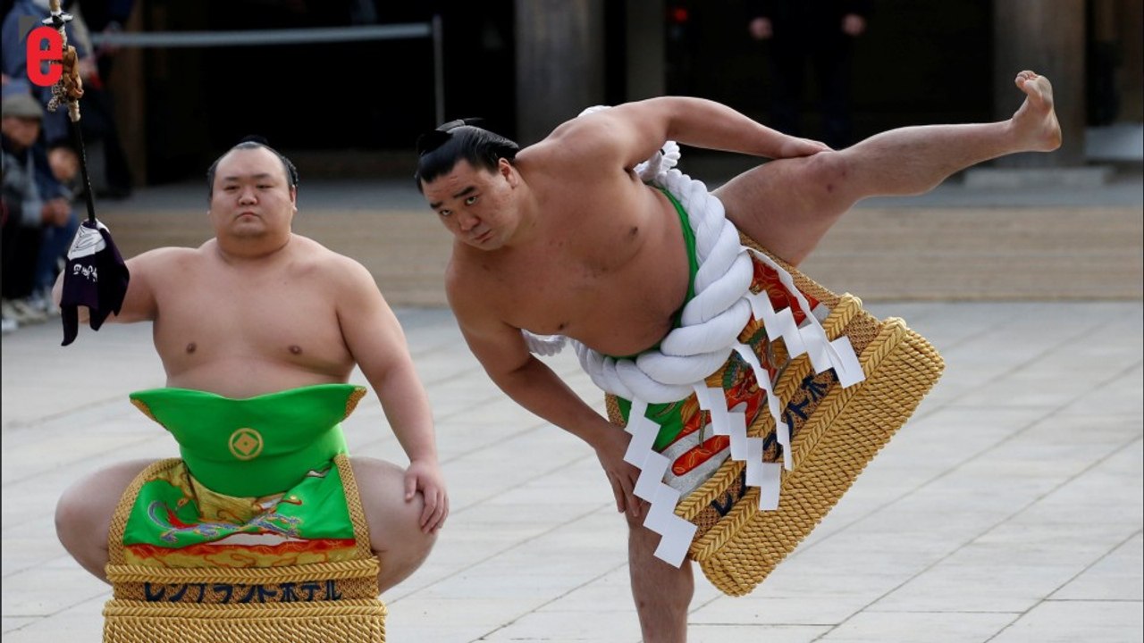 Sumo: les meilleurs lutteurs du Japon célèbrent la nouvelle année