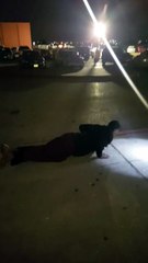 Un policier a une façon peu orthodoxe de punir un possesseur de drogue