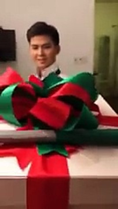 Màn tặng quà Noel siêu lãng mạn của cặp đôi đồng tính nam