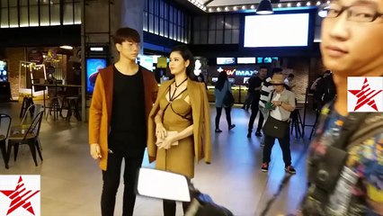 Trương Quỳnh Anh được chồng tận tình chỉnh sửa váy áo tại sự kiện