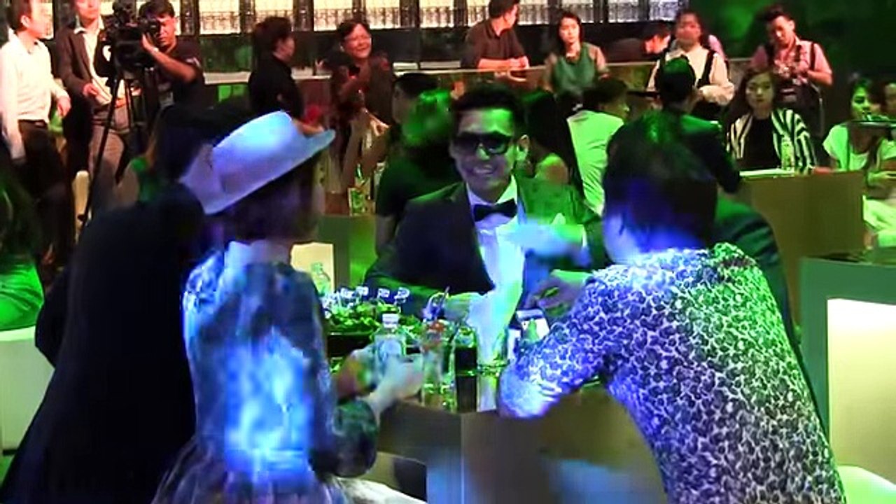 ข่าวแซ่บ แก๊งค์เซเลปคนดัง ตบเท้าเข้าร่วมงาน “Chang New Look” - YouTube