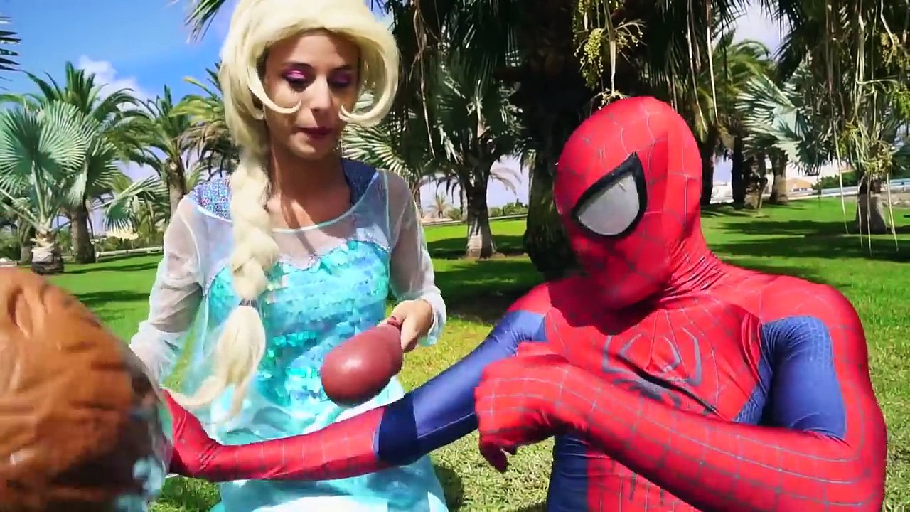 As pernas do Homem-Aranha fugir! W Elsa Frozen & spiderman Azur DOCTOR vs Joker Girl na vida real