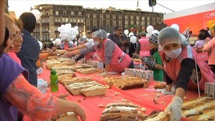 Reciben con una Mega Rosca a los Reyes Magos en México