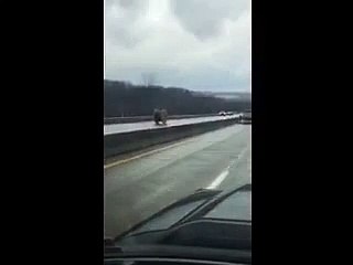 Download Video: Quand tu croises une bobine géante qui roule sur l'autoroute