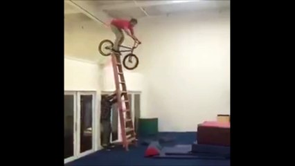 Il tente un trick en BMX bien trop compliqué et c'est le drame! KO