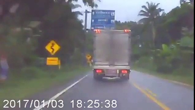 Un camion part en tête à queue dans un virage et repart tranquillement!