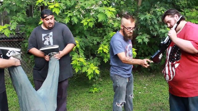 Se faire défoncer les boules par une guitare du jeu Guitar Hero