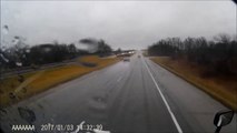 Une voiture part en aquaplaning et s'écrase contre un mur. Accident violent